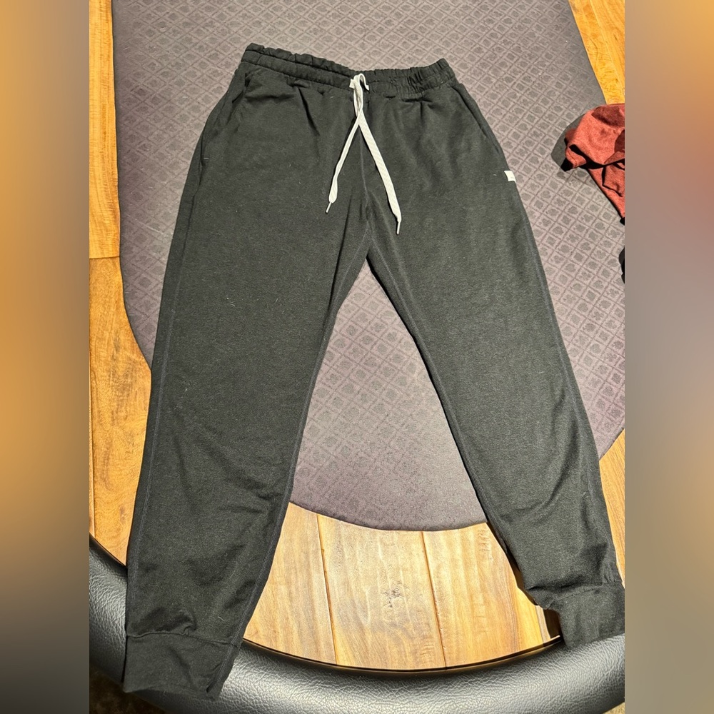 Like new Women Vuori Heather black  performance Joggers with Drawstring